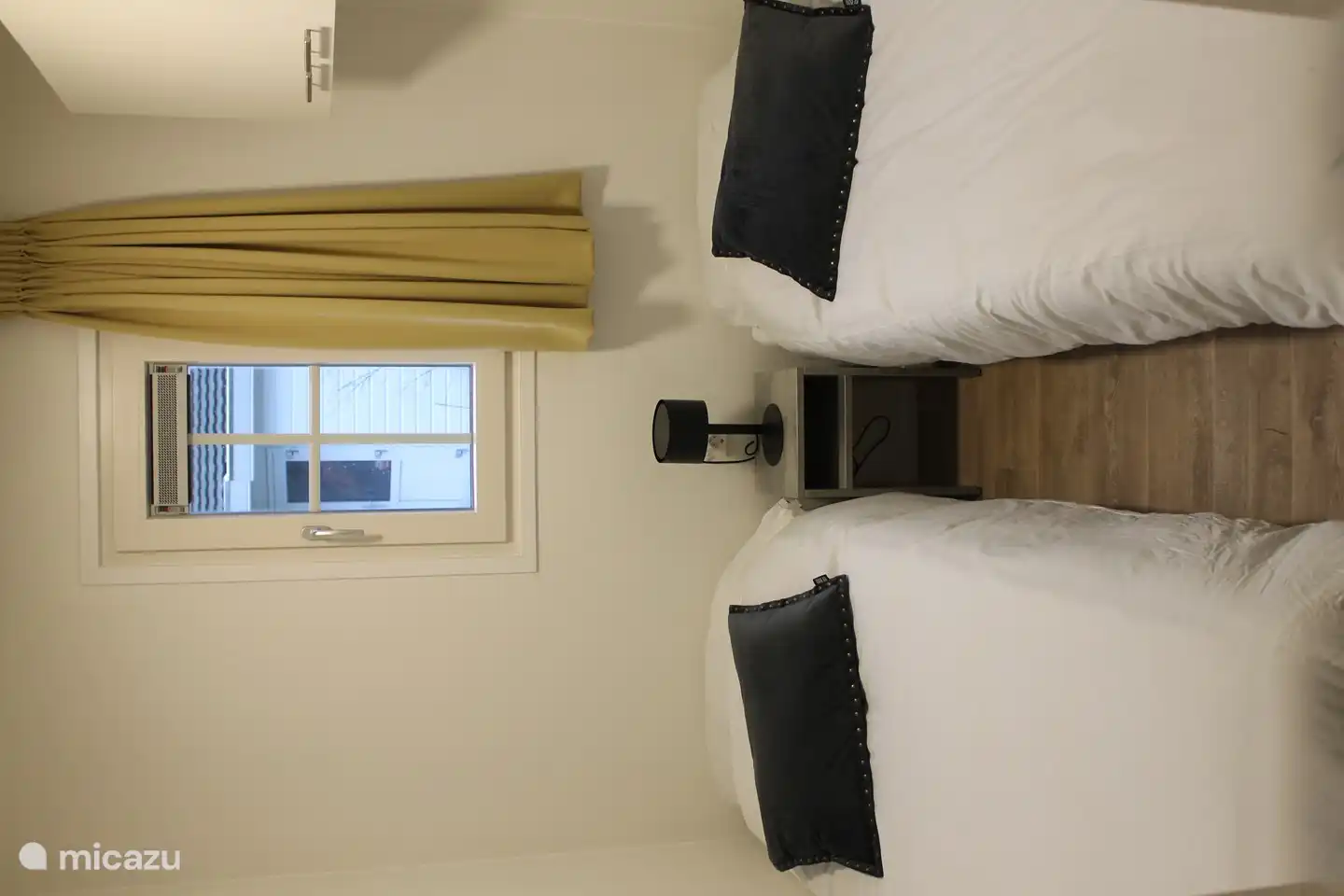 2. Schlafzimmer mit 2 Einzelbetten und Kleiderschränken an der Wand