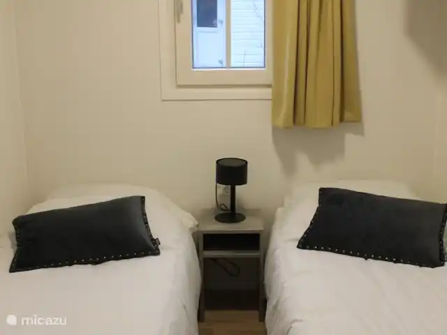 Superhost : Magnifique chalet dans la Veluwe | Pays-Bas, Gueldre, Otterlo - chalet 2ème chambre avec 2 lits simples et placards au mur