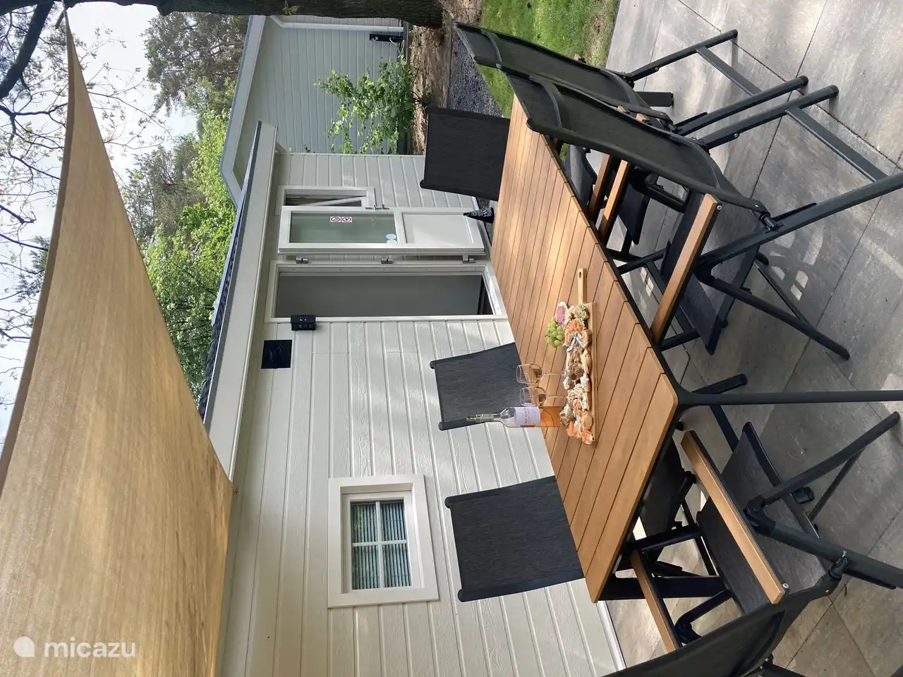 Gartentuch auf der großen Terrasse für zusätzliche Atmosphäre.