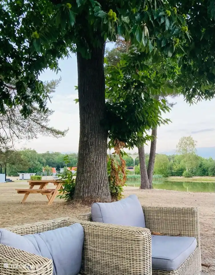 Im Park gibt es viele schöne Orte zum Entspannen, zum Beispiel hier in der Nähe des Badestrandes.
