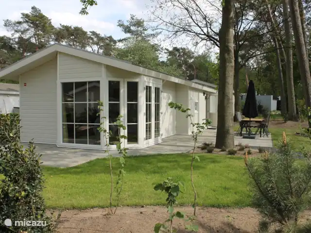 Superhost : Magnifique chalet dans la Veluwe | Pays-Bas, Gueldre, Otterlo - chalet Beau chalet neuf avec un spacieux jardin très bien entretenu de plus de 200 m2.
Très grande terrasse avec beaucoup d'ombre grâce aux grands arbres.