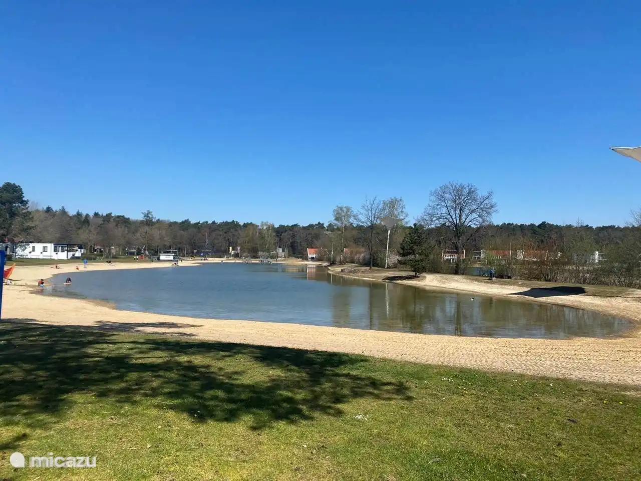 Großer Badesee mit Sandstrand im Park