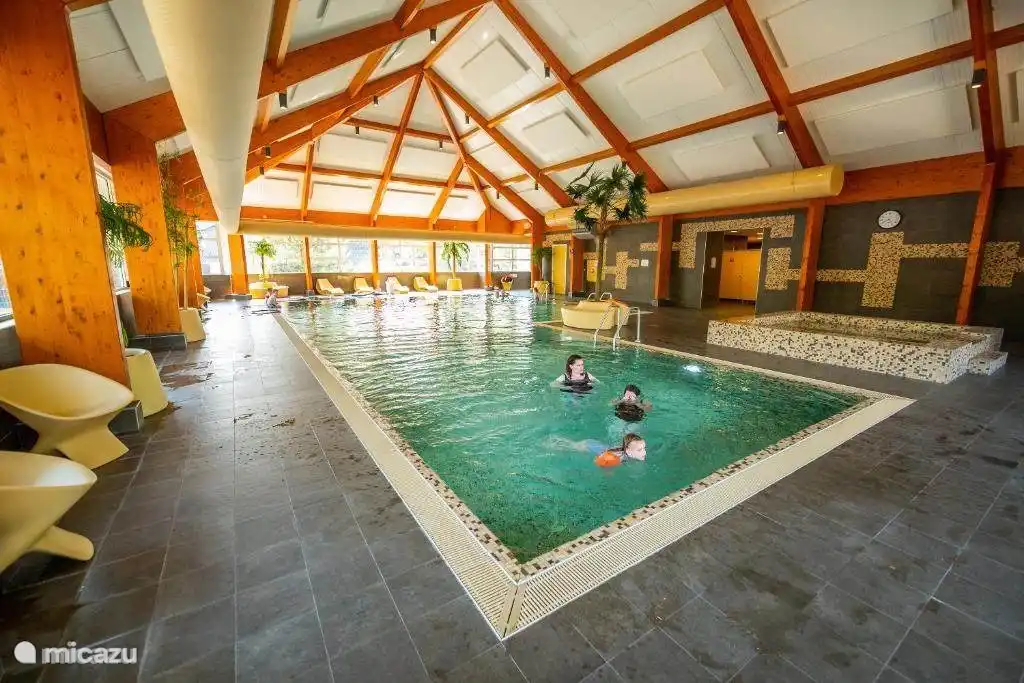 Beheiztes Hallenbad im Park