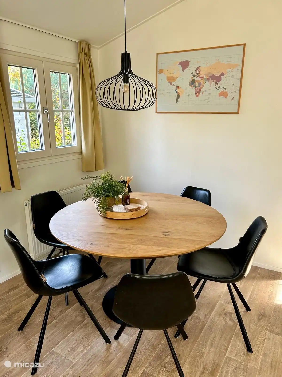 Esstisch für 6p und geräumige Küche.
