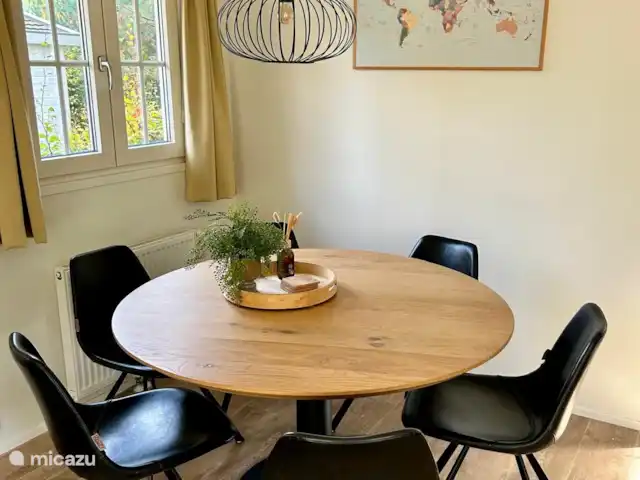 Superhost : Magnifique chalet dans la Veluwe | Pays-Bas, Gueldre, Otterlo - chalet Table à manger pour 6p et cuisine spacieuse.