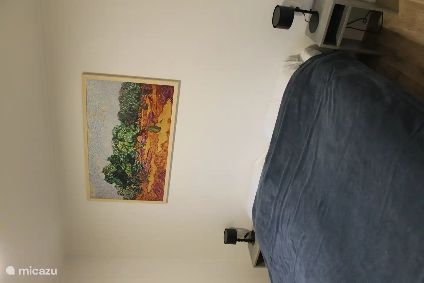 Sehr geräumiges Schlafzimmer mit 2 Einzelbetten und einem großen Kleiderschrank mit Schiebetüren und einem großen Spiegel an der Wand