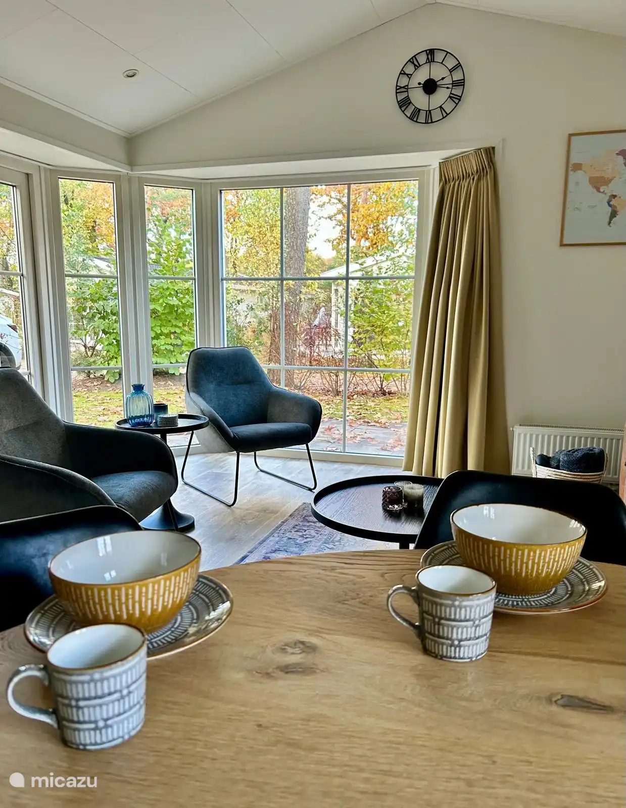 DAS CHALET IST PRAKTISCH NEU - ANFANG 2022 FERTIGGESTELLT. Sehr geräumiges und helles Wohnzimmer mit großem Erkerfenster.