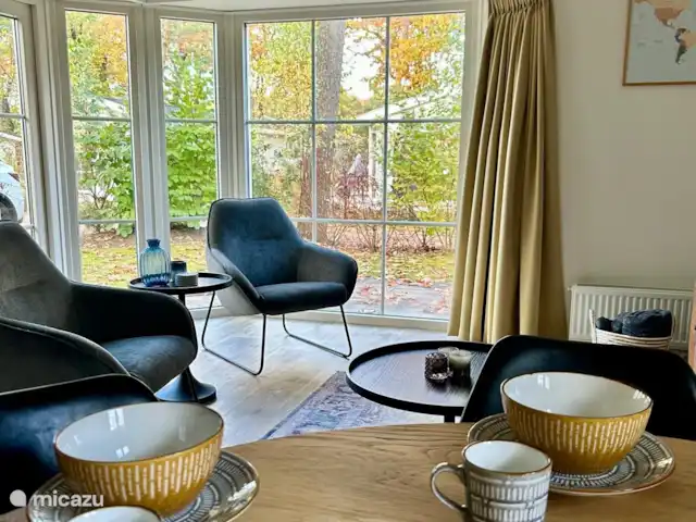 Superhost : Magnifique chalet dans la Veluwe | Pays-Bas, Gueldre, Otterlo - chalet LE CHALET EST PRATIQUEMENT NEUF - ACHEVÉ AU DÉBUT DE 2022. Pièce de vie très spacieuse et lumineuse avec grande baie vitrée.