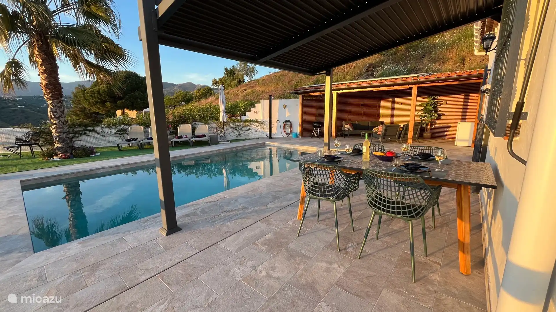 Douche extérieure / Auvent