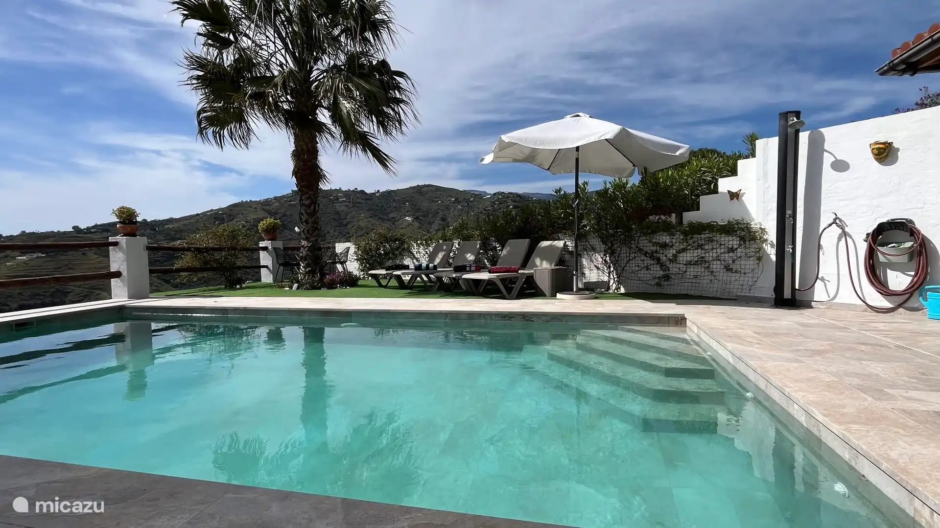 Piscine de 8,5 x 4 avec escaliers fixes.
Profondeur de 1,40 à 1,70 cm.