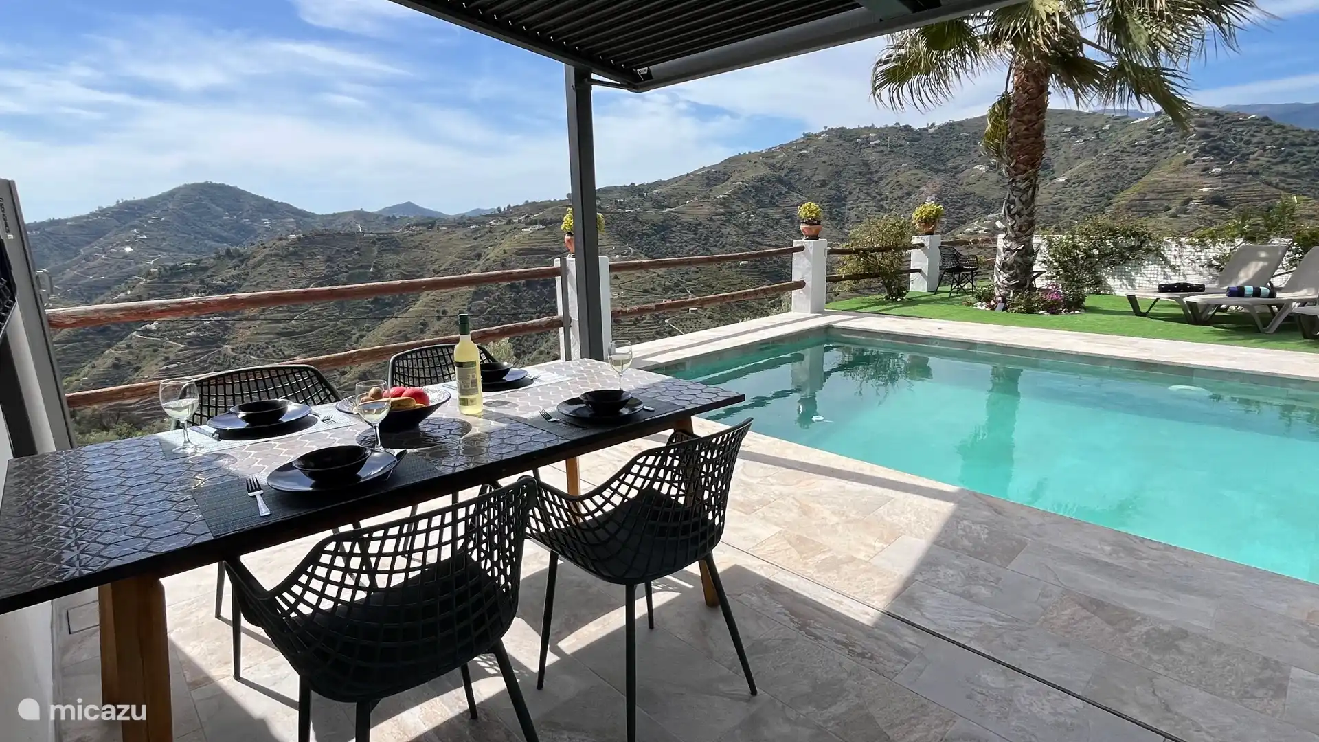 Auvent avec lattes réglables.