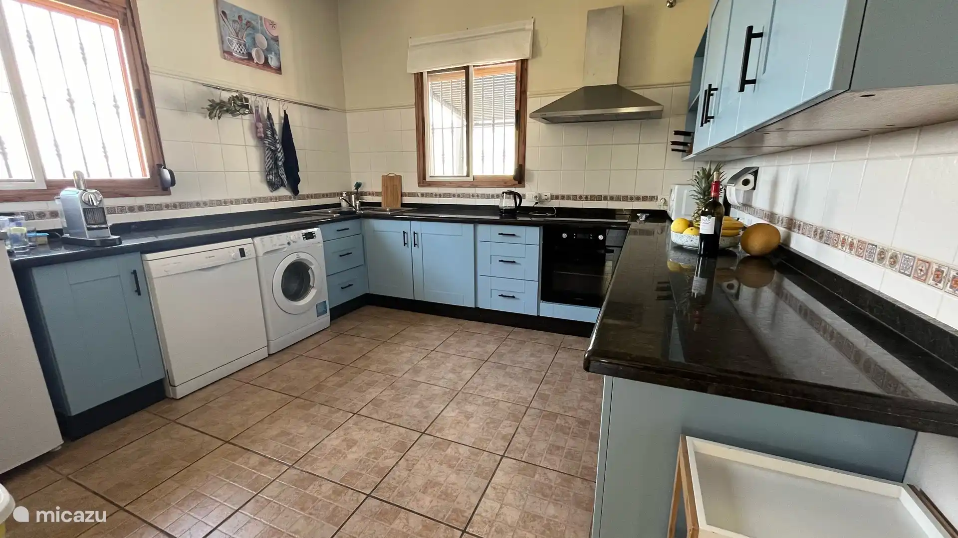 Küche mit Geschirrspüler (neu 2023) und Waschmaschine.