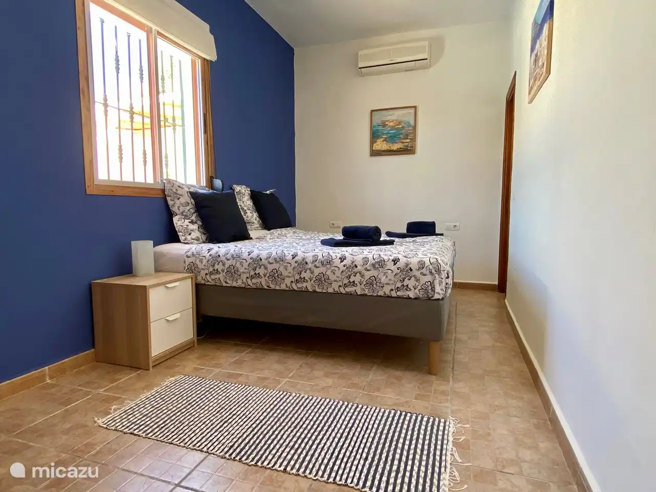 Blaues Schlafzimmer mit Boxspringbetten 90x200