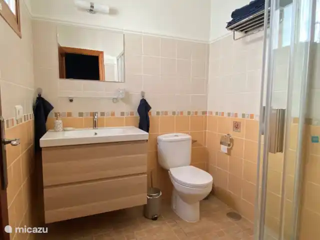 Villa Espejo | Ver | Privacidad en España, Costa del Sol, Torrox - villa Baño en suite del dormitorio azul con grifería nueva.