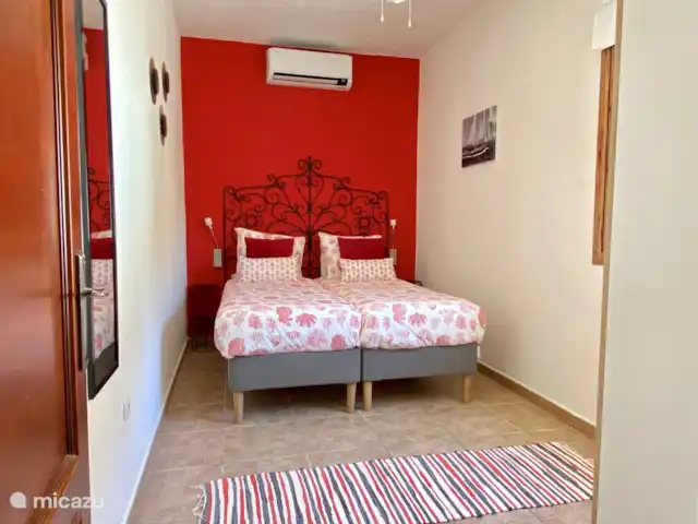 Villa Espejo | Ver | Privacidad en España, Costa del Sol, Torrox - villa Dormitorio rojo con camas box spring 80x200