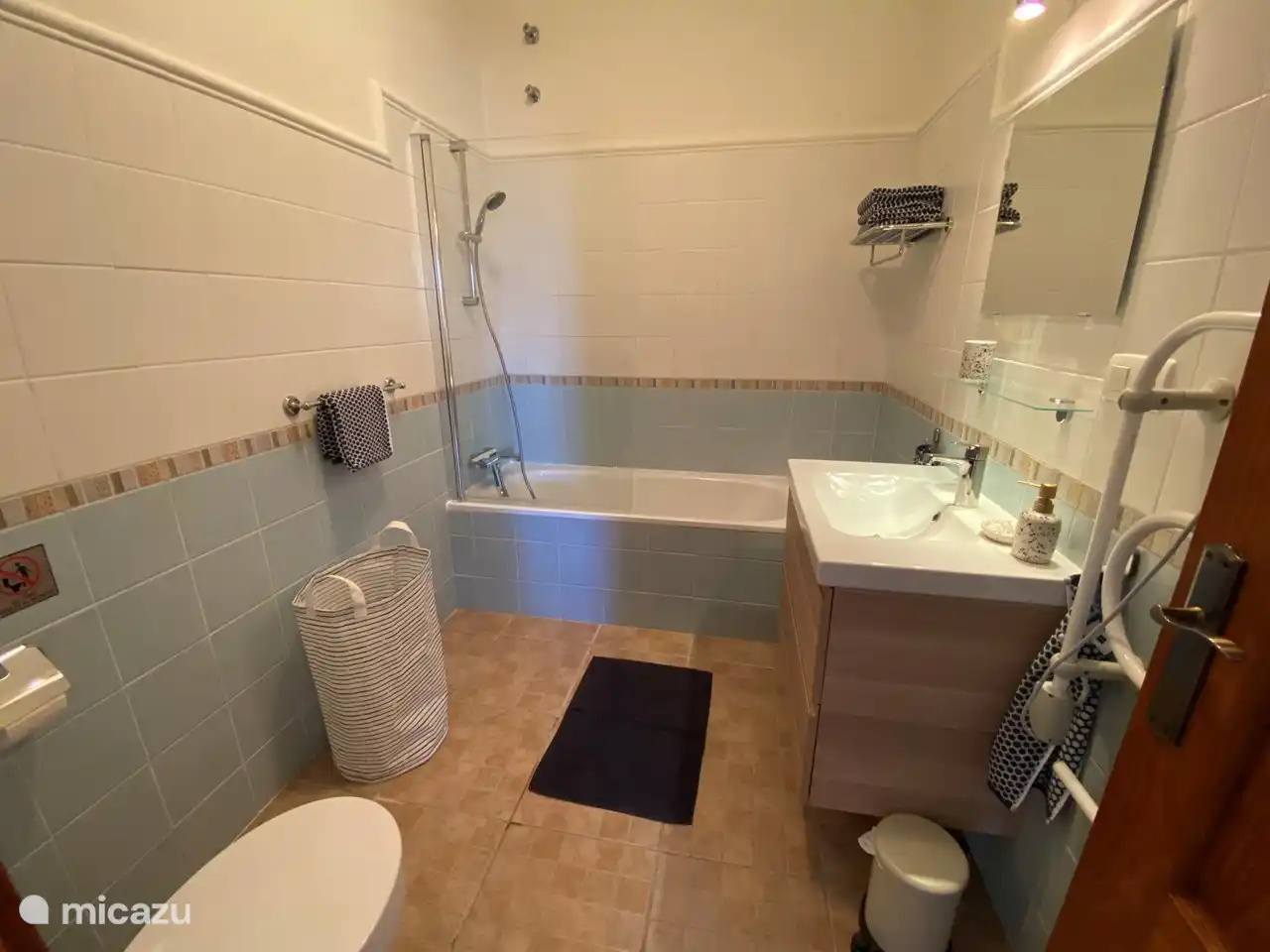 Badezimmer 2 mit neuen Möbeln.