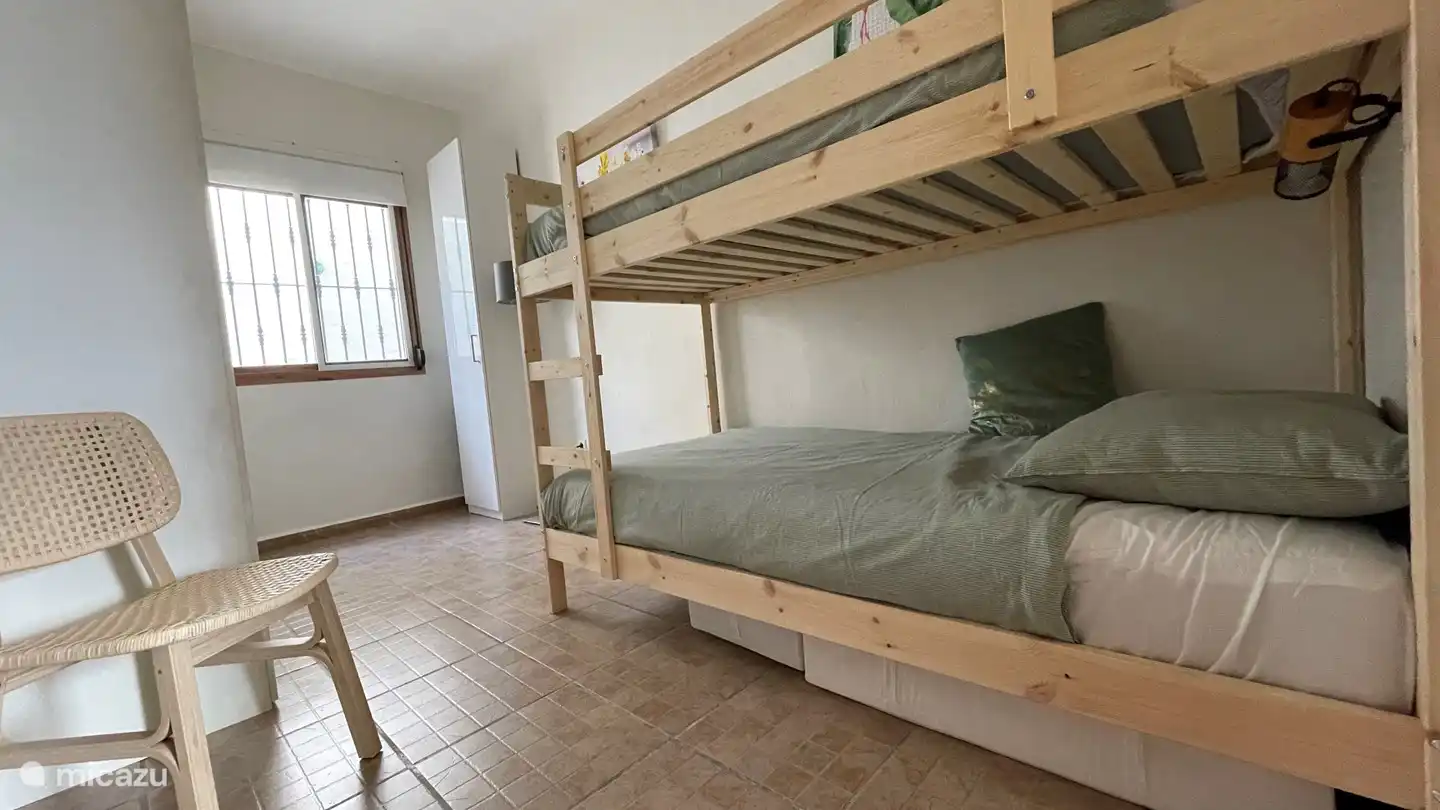 3. Schlafzimmer Etagenbett 90 cm breit, auch für Erwachsene geeignet.