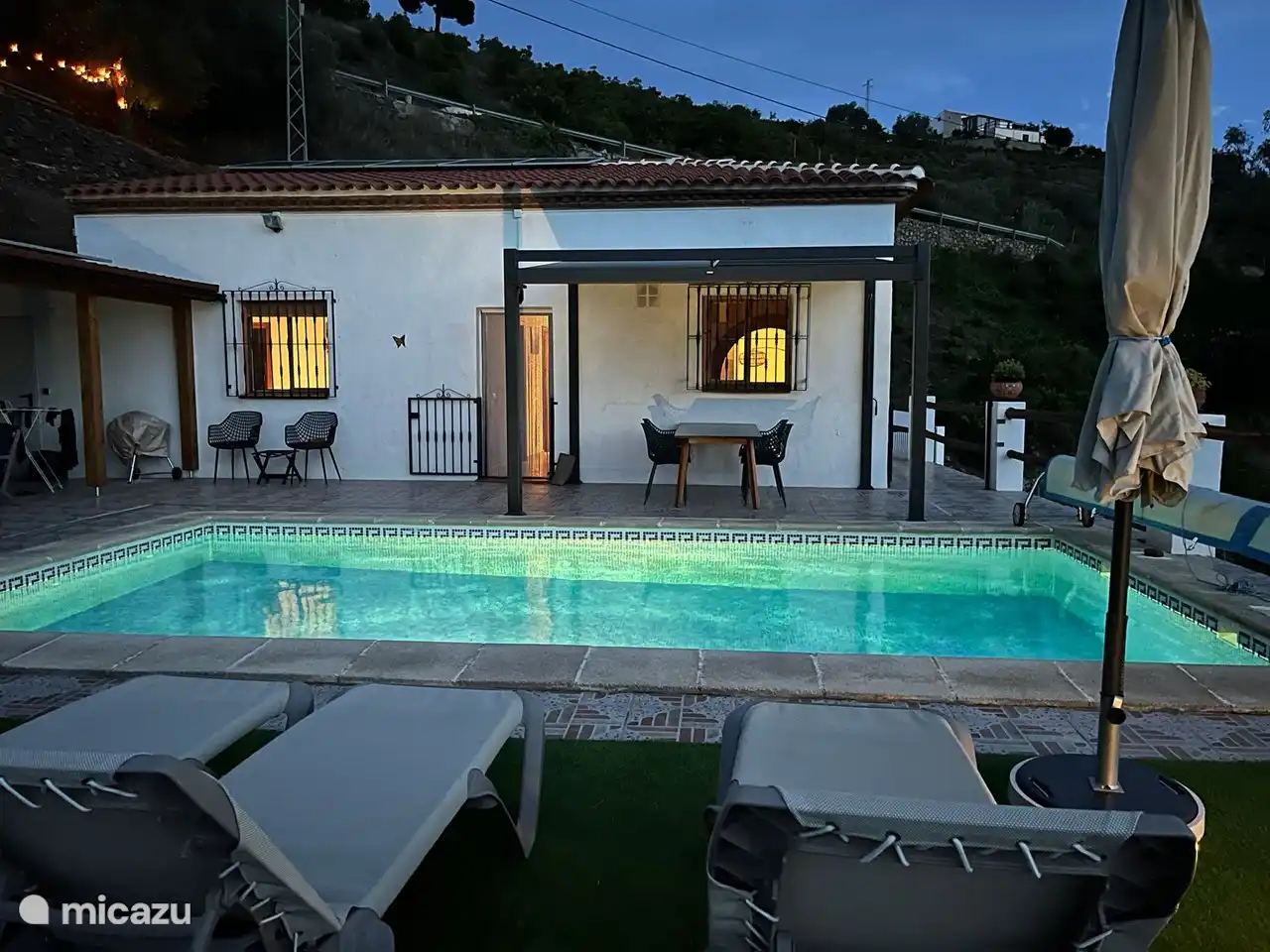 Das Schwimmbad kann beleuchtet werden