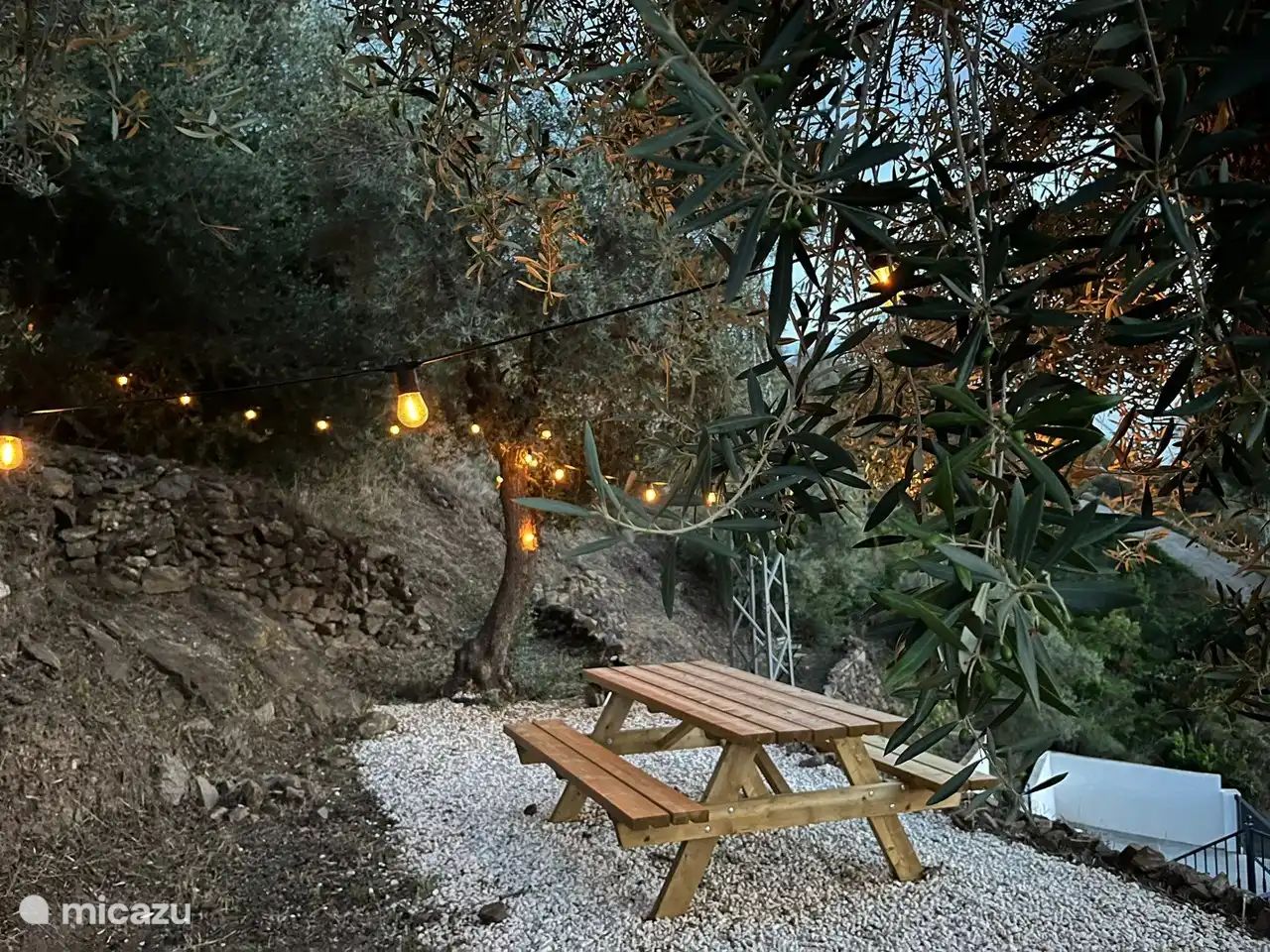 Picknicktisch herrlich unter den Olivenbäumen