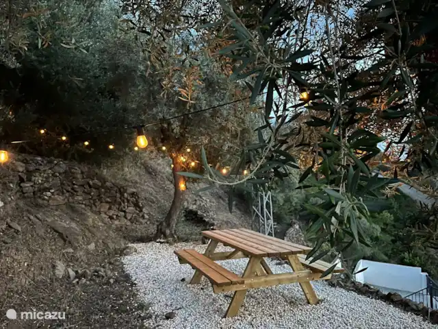 Villa Espejo | Ver | Privacidad en España, Costa del Sol, Torrox - villa Preciosa mesa de picnic bajo los olivos