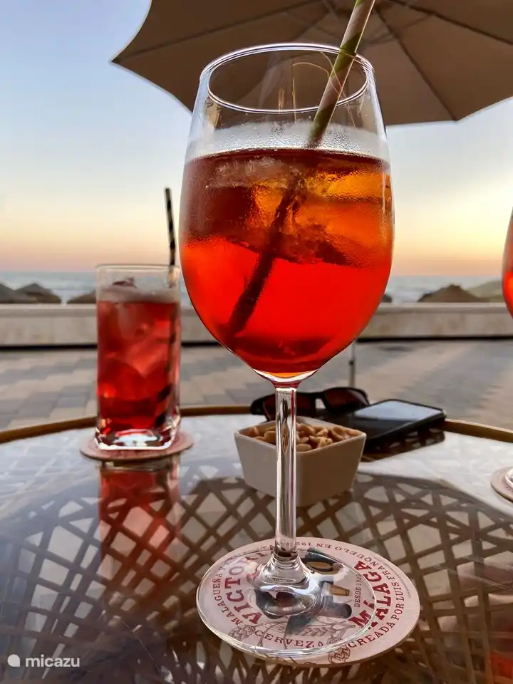 Trinken Sie an der Promenade von Torrox Costa