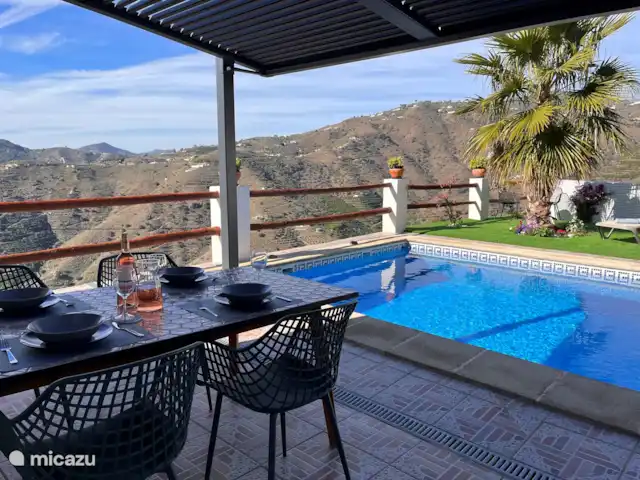 Villa Espejo | Ver | Privacidad en España, Costa del Sol, Torrox - villa Toldo con lamas regulables.