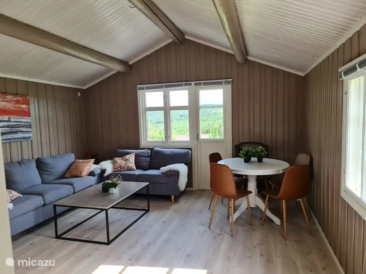 Wohnzimmer mit gemütlichem Holzofen mit reichlich Zugang zu Brennholz.