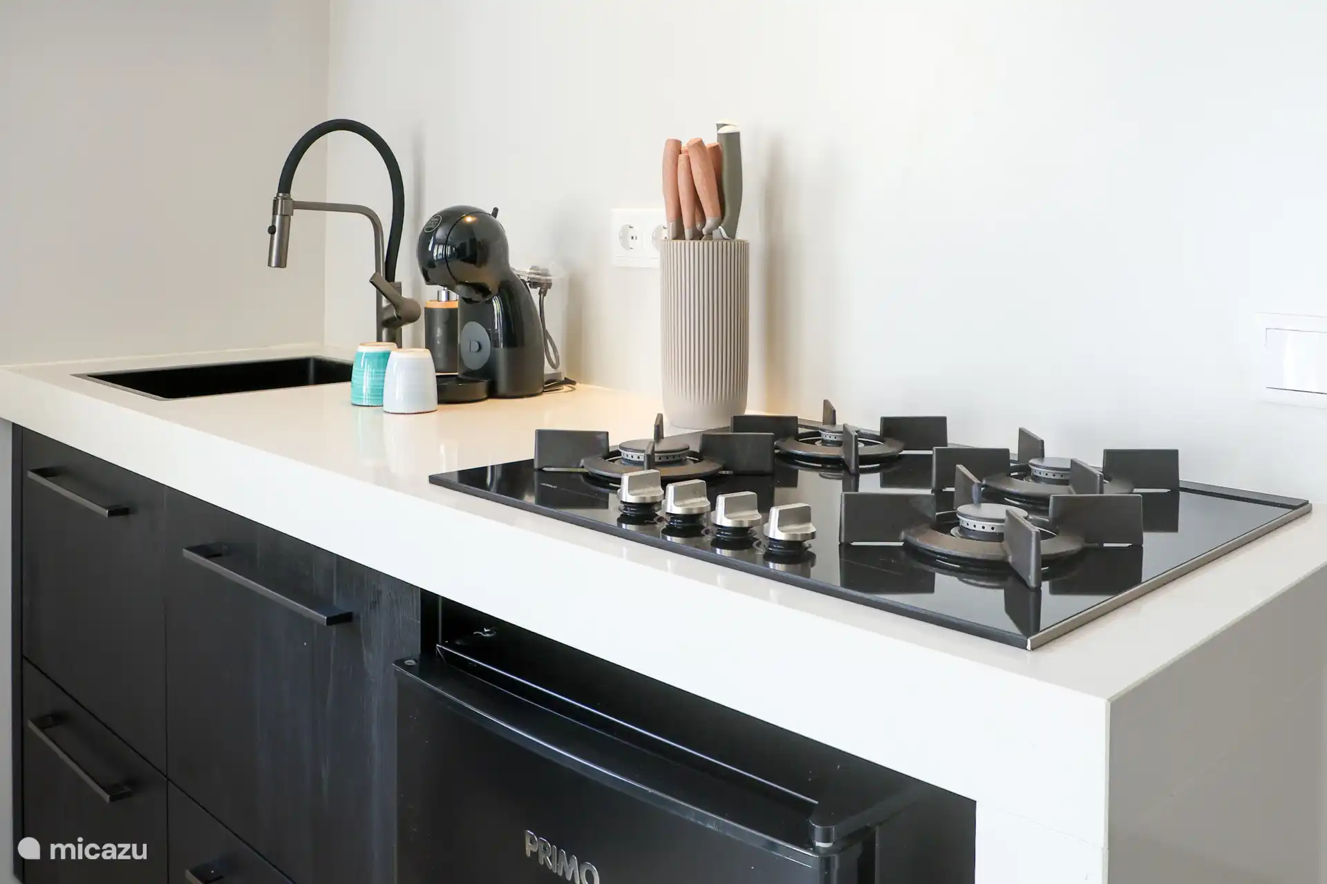 voll ausgestattete Küchenzeile