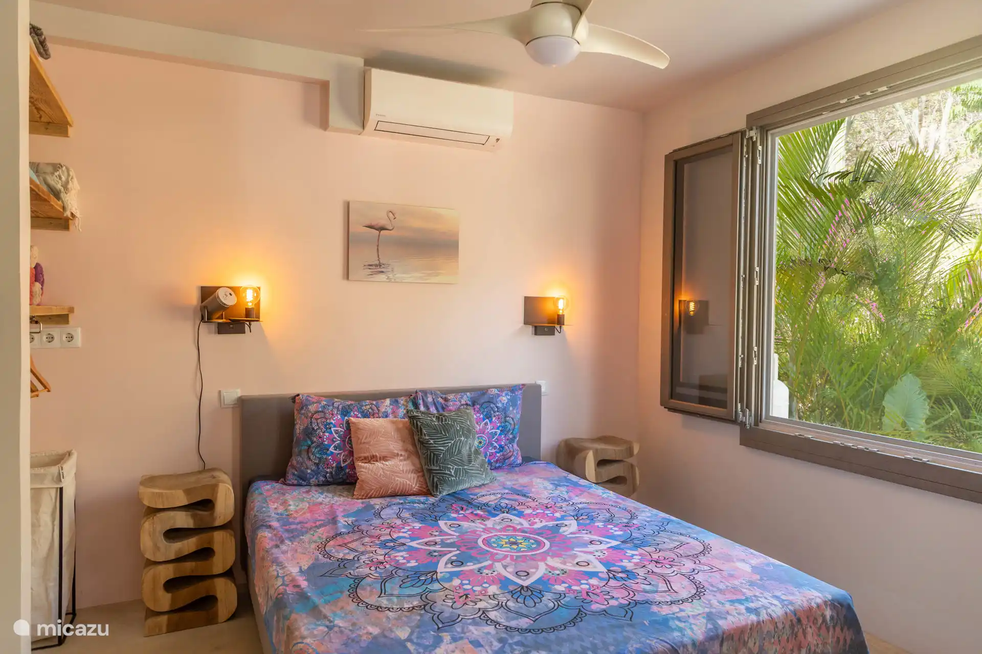 Schlafzimmer mit Beamer