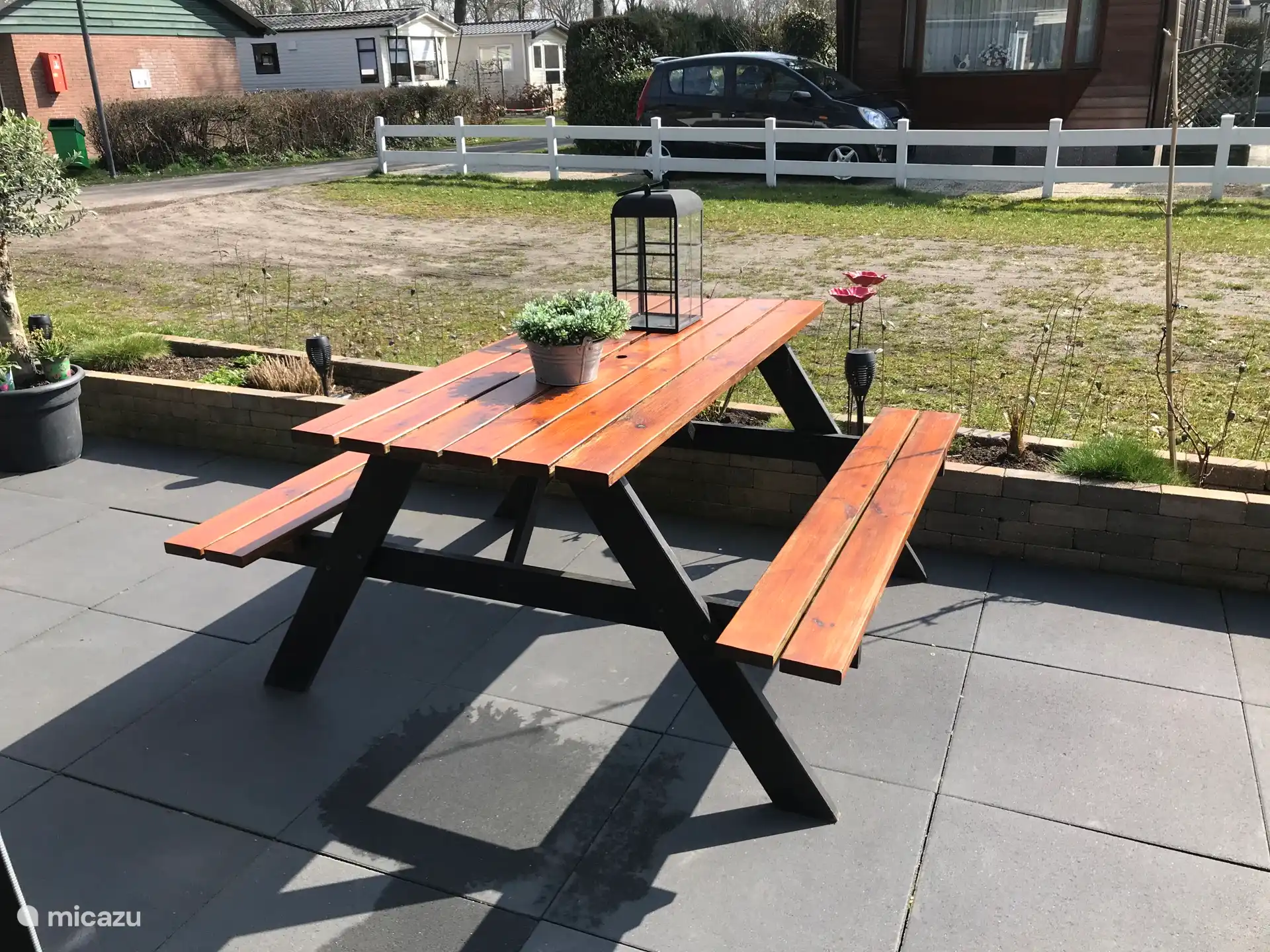 Picknicktisch im Freien in der Sonne