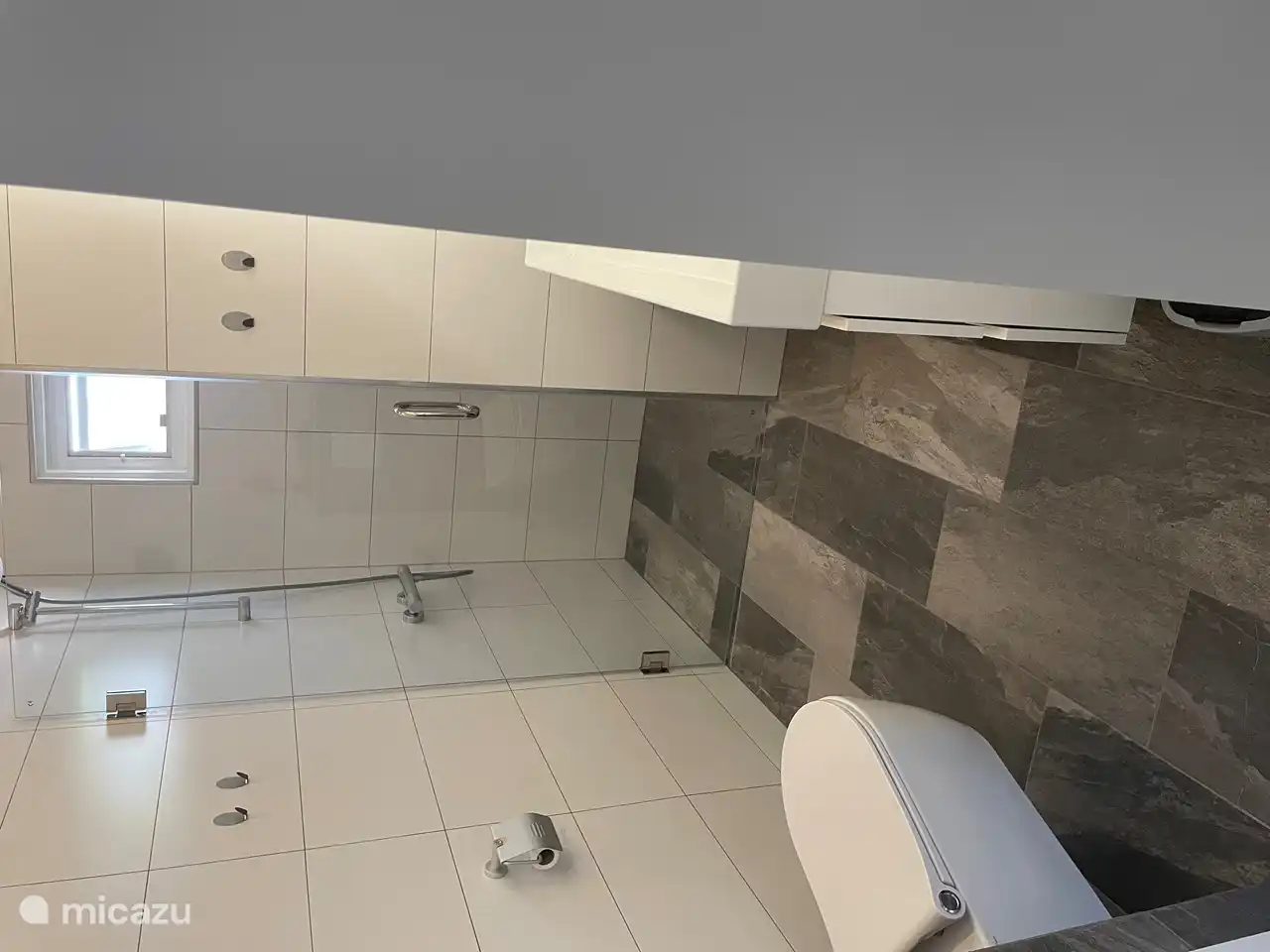 Cuarto de baño con ducha a ras de suelo