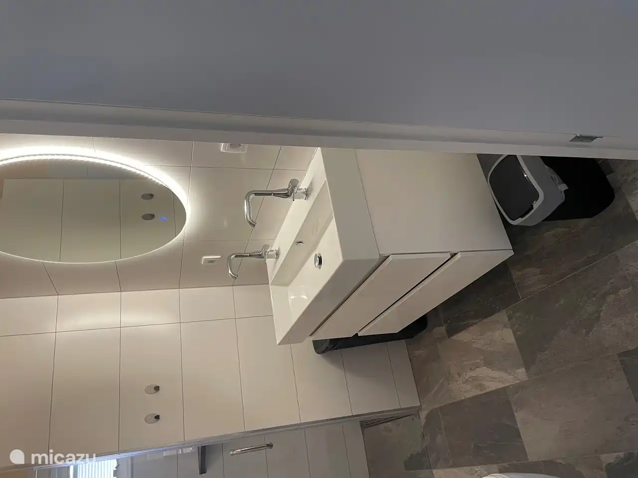 Cuarto de baño con doble lavabo
