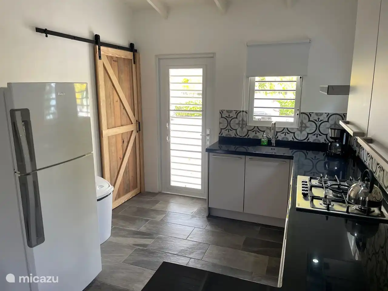 Cocina con puerta a lavadero