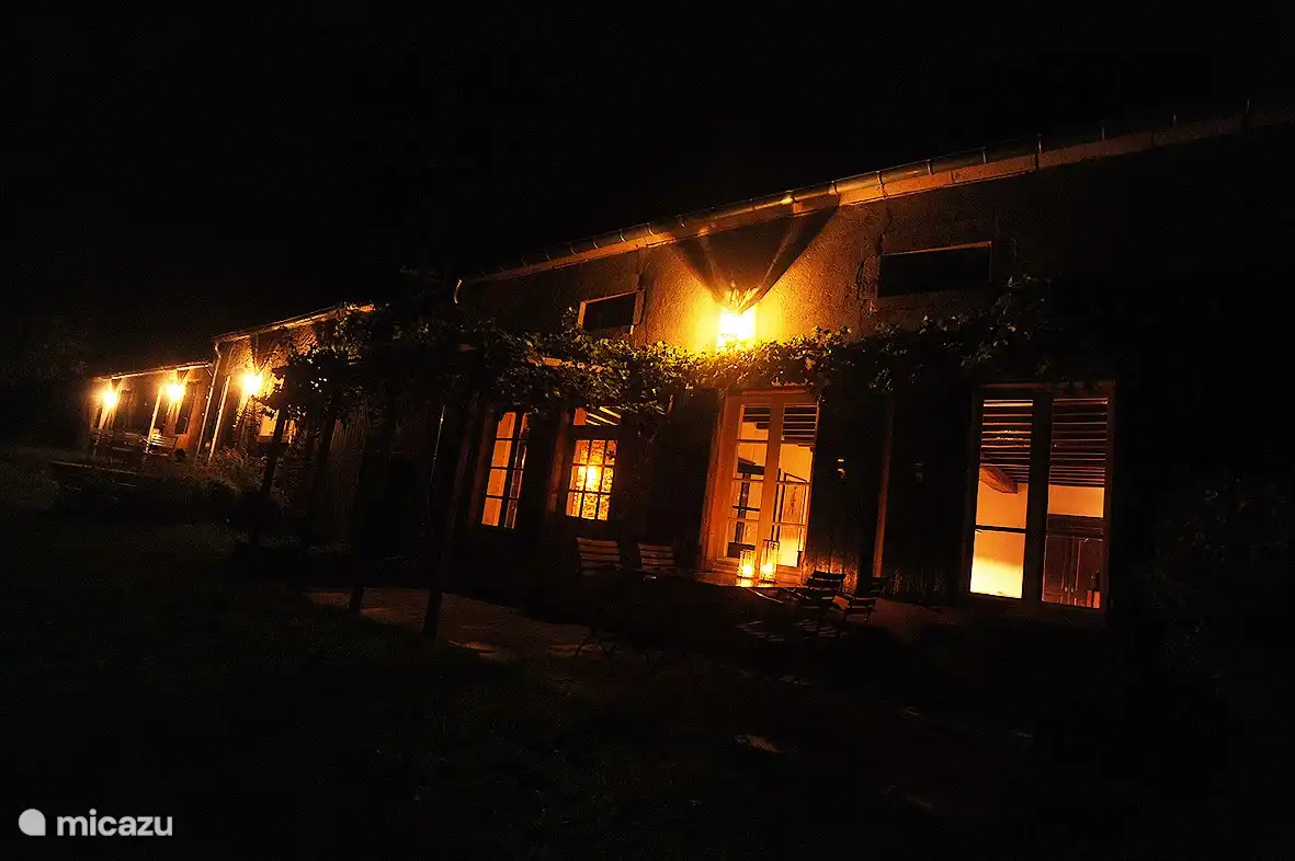 Fassade „bei Nacht“.