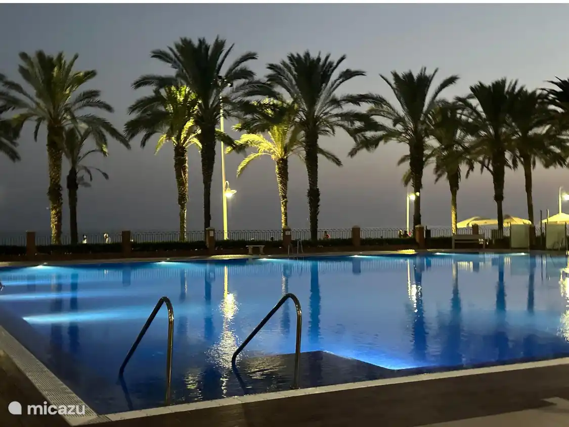 Algarrobo piscina de noche 