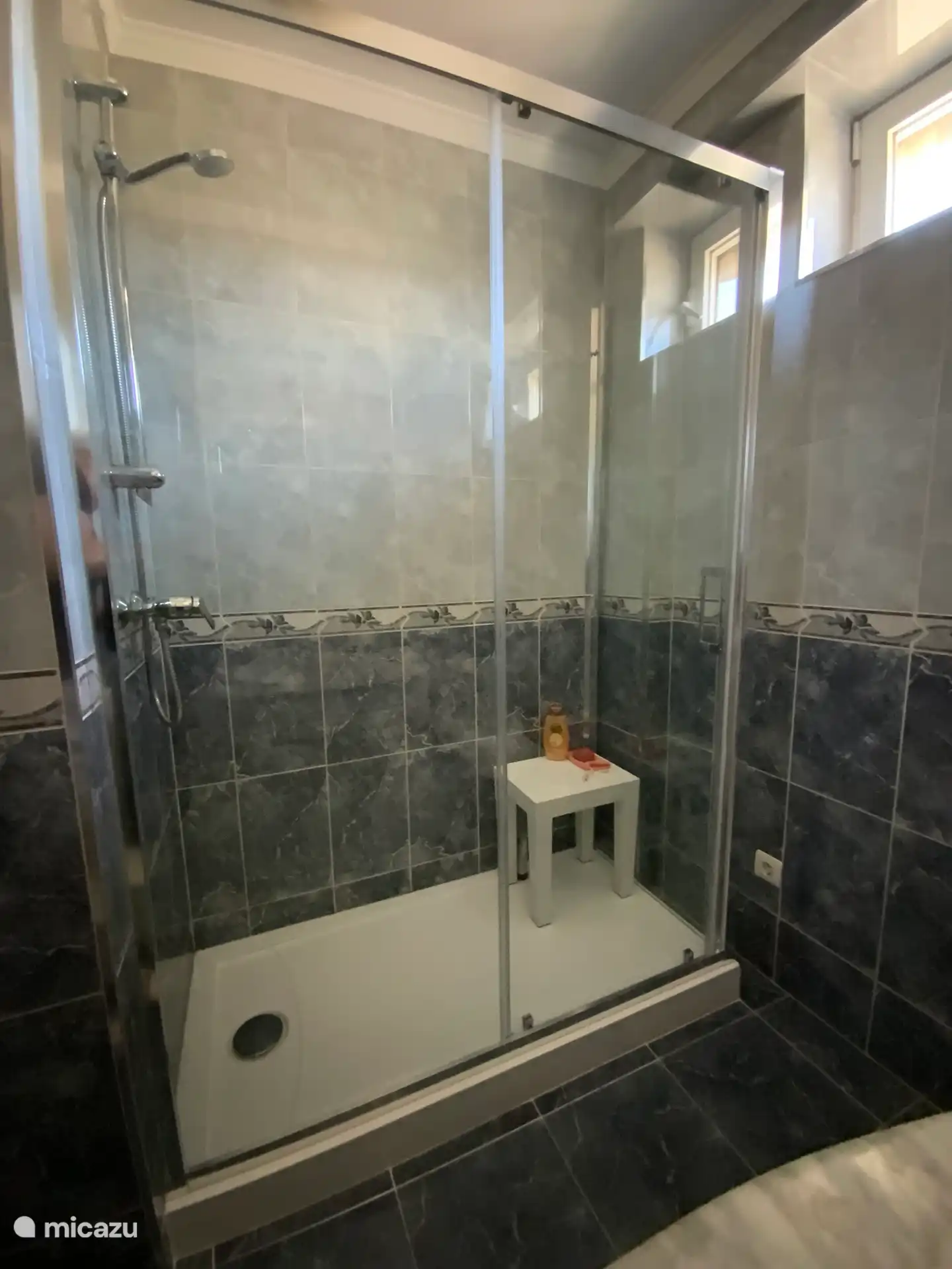 Nueva cabina de ducha con taburete para que pueda sentarse si es necesario 