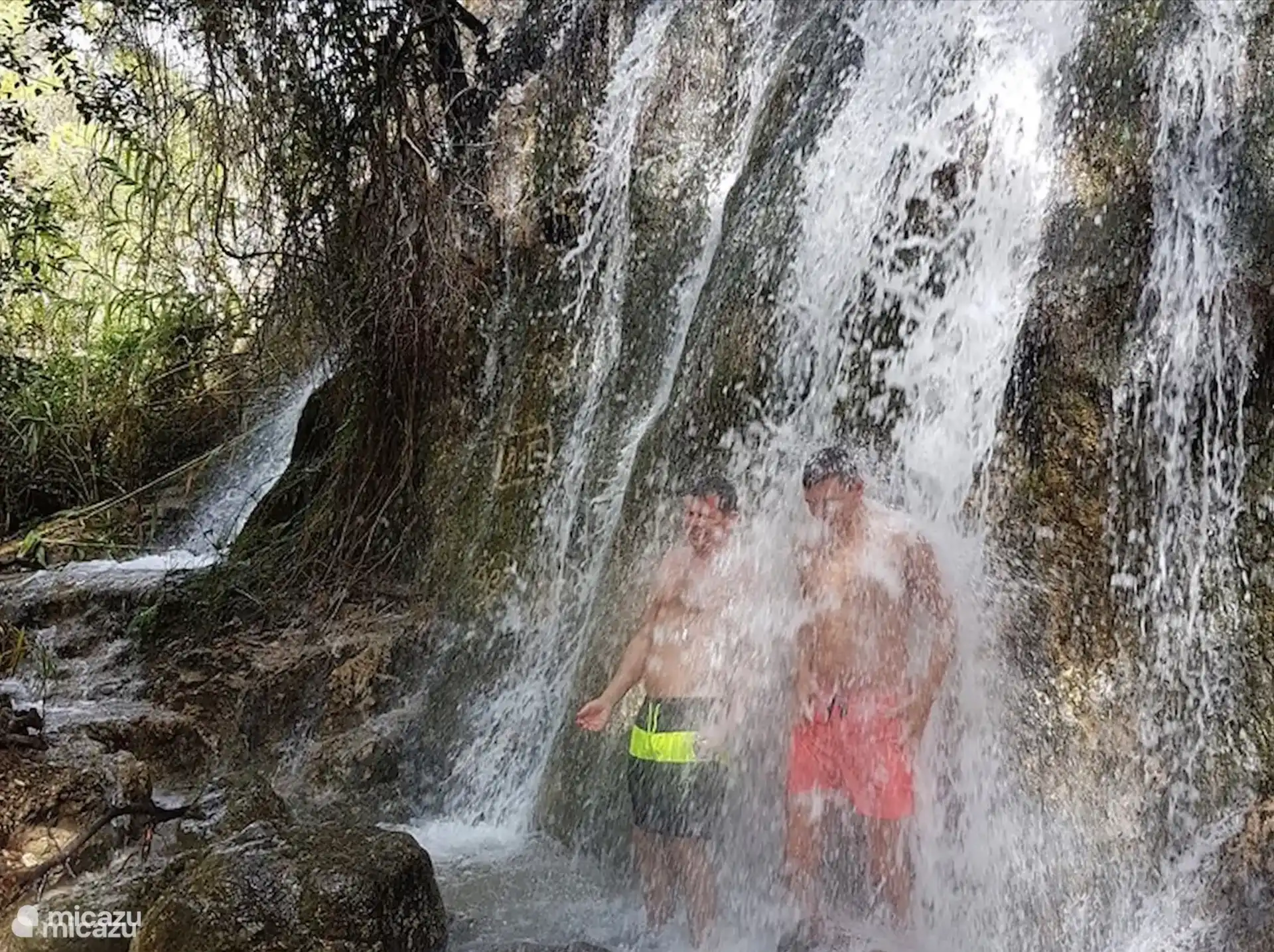 Wandeling bij de Rio Chillar waar watervallen verkoeling brengen is een prachtige route op 20 min. rijafstand.