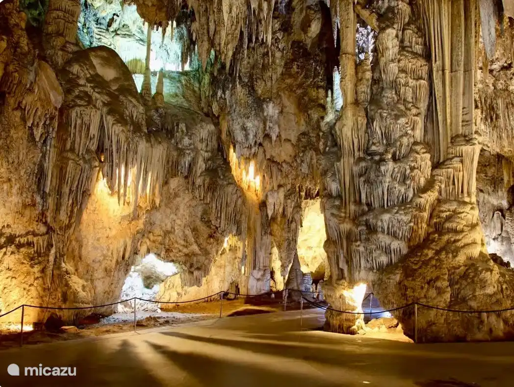 Bezoek de prehistorische grot van Nerja en bewonder de enorme stalactieten en stalagmieten 