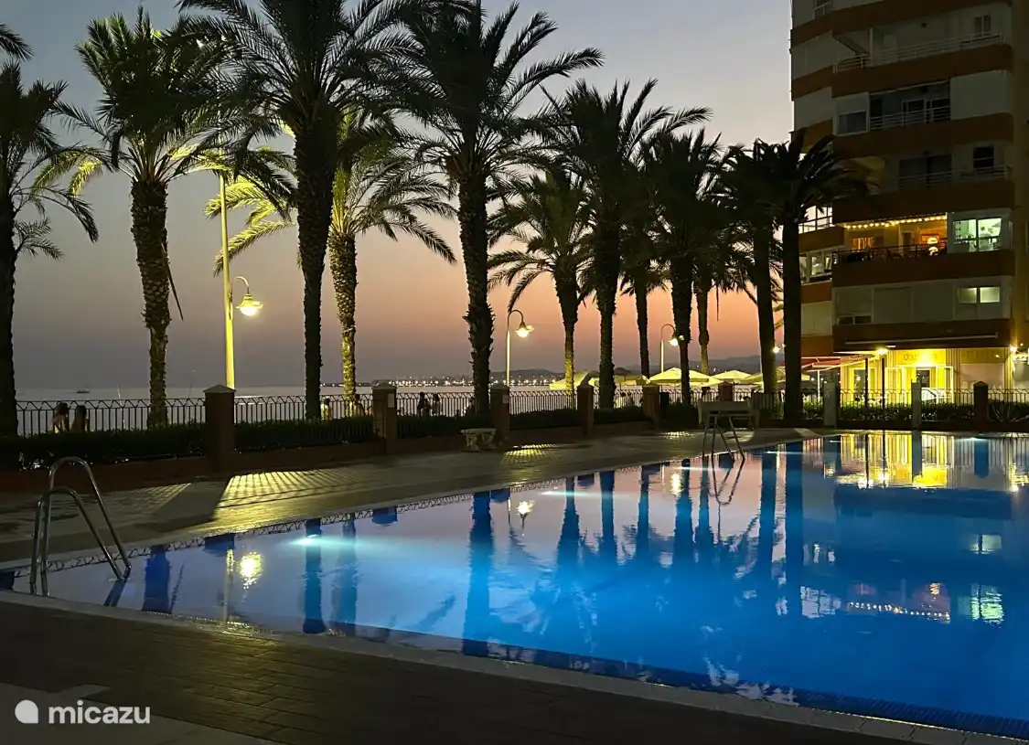 Esgrima nocturna de la piscina comunitaria.