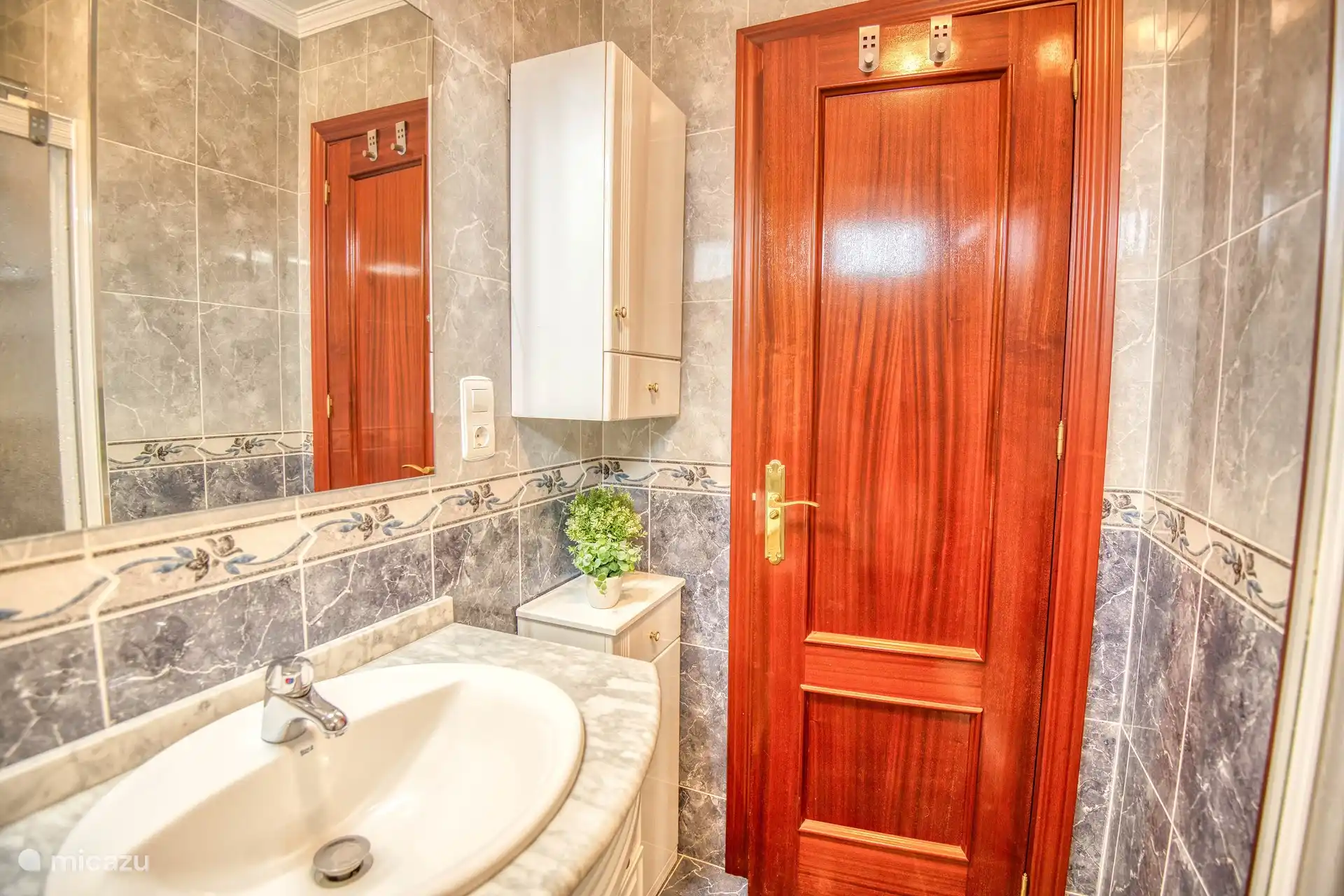 Lavabo con mucho espacio para artículos de tocador 