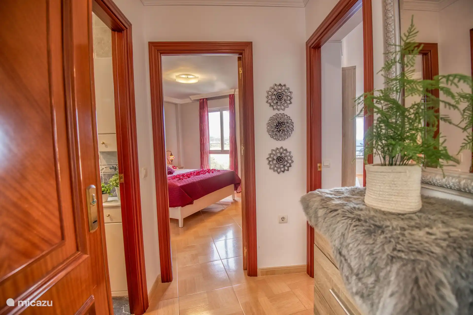 Recibidor con armario y espejo 