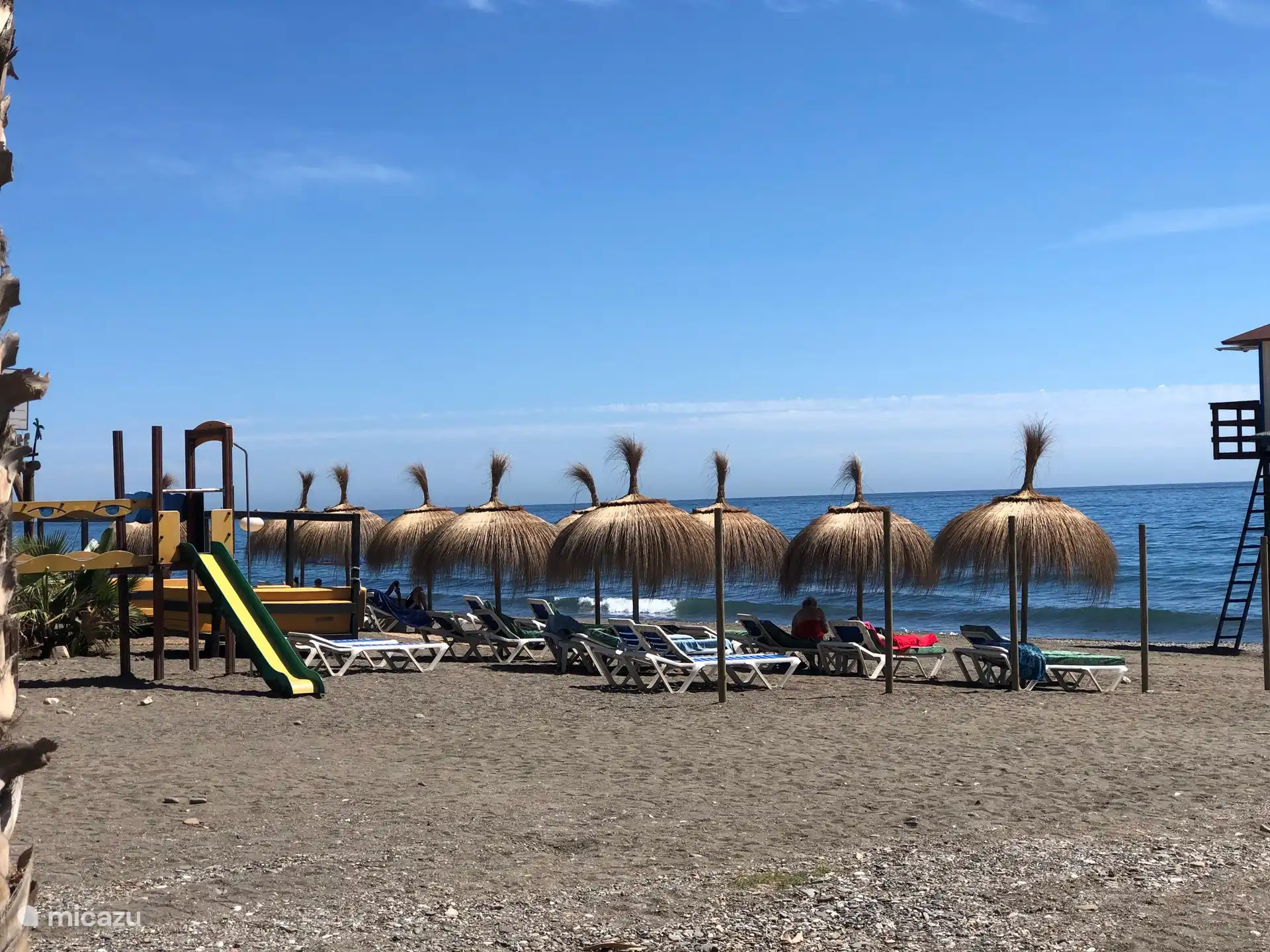 La playa está a la vuelta de la esquina, a pocos minutos andando, se puede comer allí y alquilar hamacas. Hay sillas de playa en el apartamento 