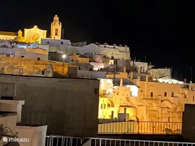 House the white tulip | Italie, Pouilles (Puglia), Ostuni - maison de ville Tellement belle cette vue la nuit, quand l'éclairage s'allume. Juste magnifique.