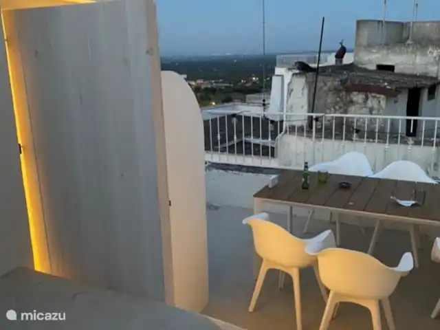 House the white tulip | Italie, Pouilles (Puglia), Ostuni - maison de ville Profitez de la terrasse sur le toit.
