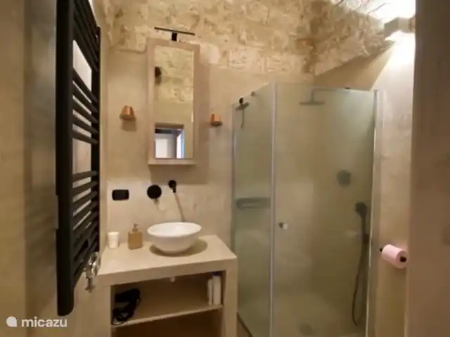 House the white tulip | Italie, Pouilles (Puglia), Ostuni - maison de ville Salle de bain 2 au 1er étage. Avec douche, WC, lavabo et bidet.
