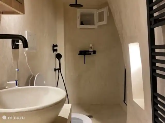 House the white tulip | Italie, Pouilles (Puglia), Ostuni - maison de ville Salle de bain 1 au rez-de-chaussée. Equipé de douche, WC et lavabo.