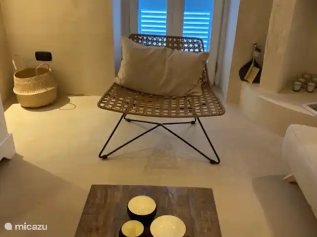 House the white tulip | Italie, Pouilles (Puglia), Ostuni - maison de ville Coin salon confortable avec canapé-lit, lit double et salle de bain.