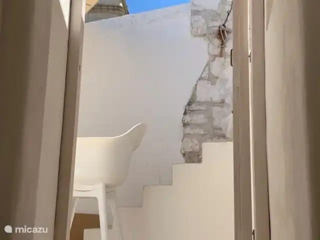 House the white tulip | Italie, Pouilles (Puglia), Ostuni - maison de ville Montez les escaliers et les rayons du soleil vous rencontreront.