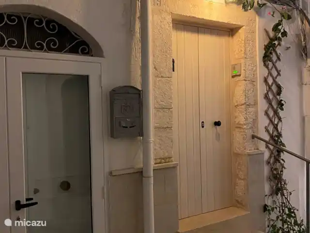 House the white tulip | Italie, Pouilles (Puglia), Ostuni - maison de ville La maison historique, avec 2 portes d'entrée.