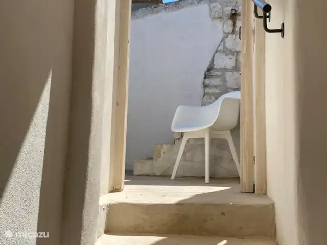 House the white tulip | Italie, Pouilles (Puglia), Ostuni - maison de ville Escaliers vers la terrasse sur le toit.